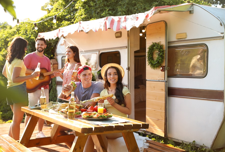 Familie unterwegs mit Wohnmobil