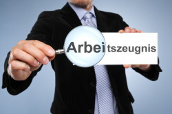 Schild mit Aufschrift: Arbeitszeugnis